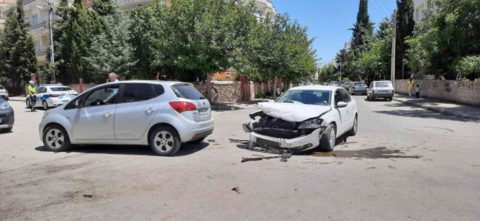 Adıyaman’da İki otomobil çarpıştı: 4 yaralı
