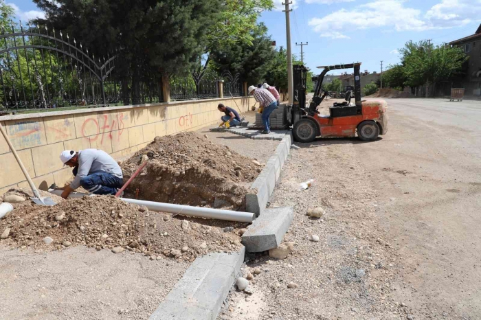 Kahta´nın işlek caddelerinde kaldırım çalışmaları başladı