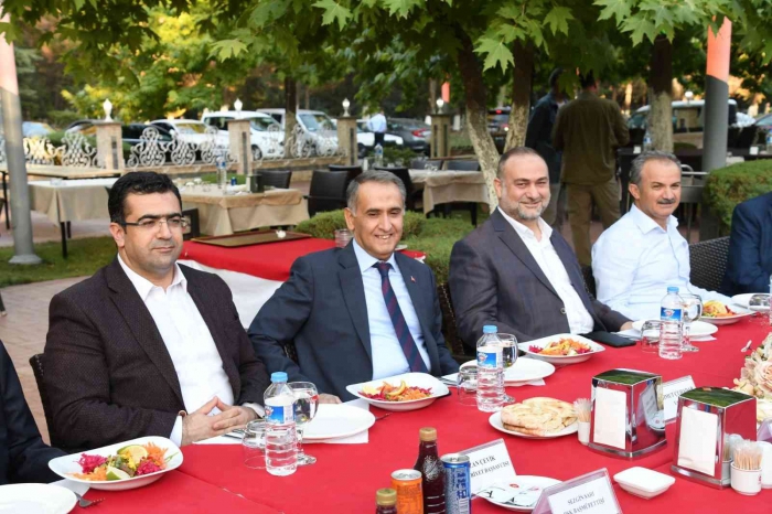 Adıyaman´da baş savcı ve müftüye veda yemeği