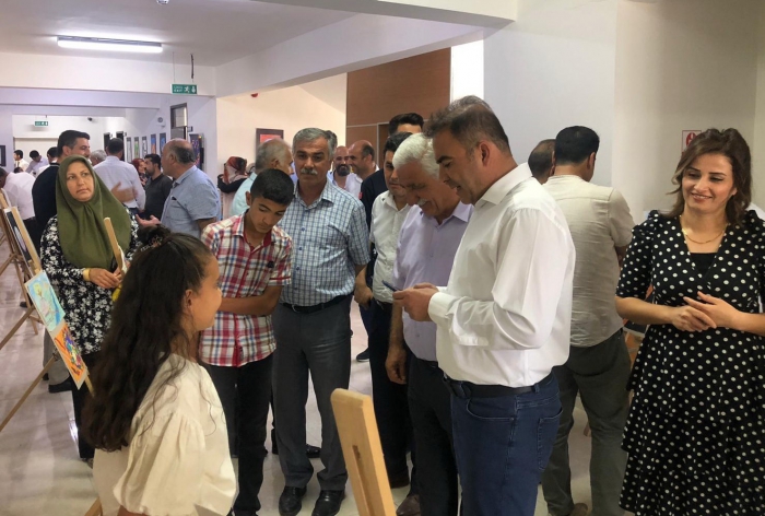 Samsat´ta öğrenciler yaptıkları resimleri sergiledi