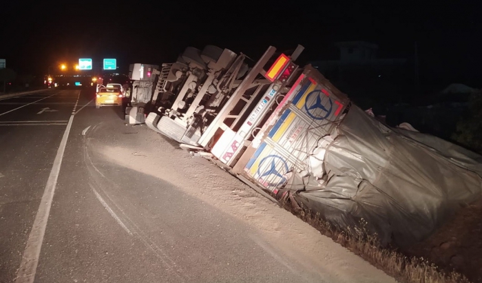 Adıyaman'da İplik yüklü tır devrildi
