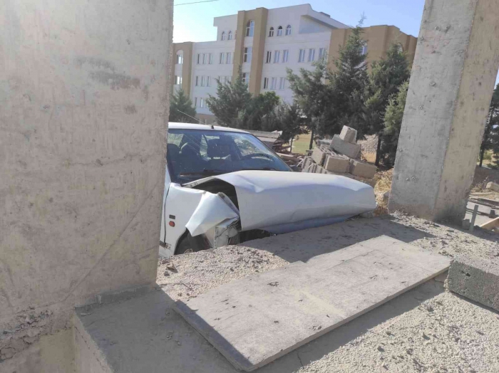 Otomobil nizamiye duvarına çarptı: 1 yaralı
