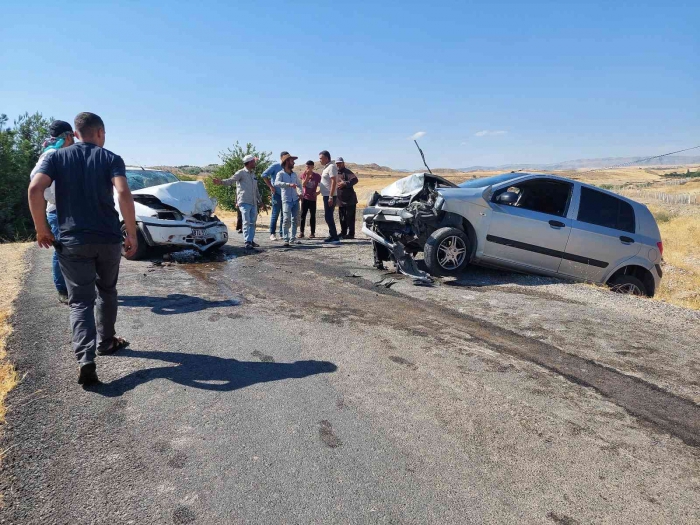 Adıyaman´da iki otomobil çarpıştı: 1 ölü, 4 yaralı