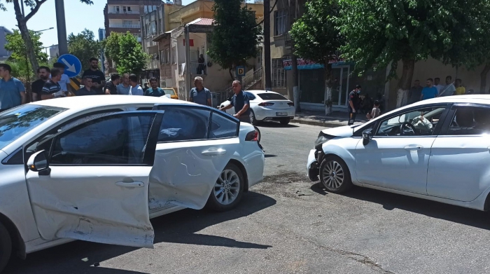 Adıyaman´da iki otomobil çarpıştı: 2 yaralı