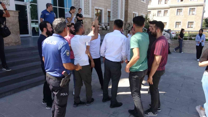 Kütüphanede yer bulamayan öğrenciler valiliğe yürüdü