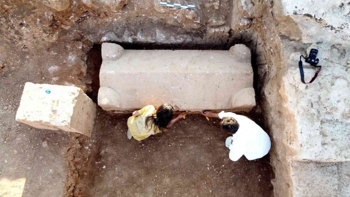 Adıyaman´da içerisinde 4 iskeletin bulunduğu bin 800 yıllık mezar bulundu