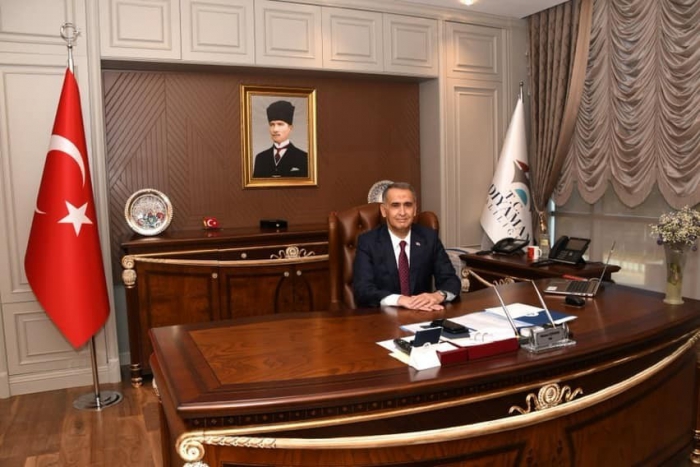 Vali Mahmut Çuhadar´ın şiir kitabı çıktı