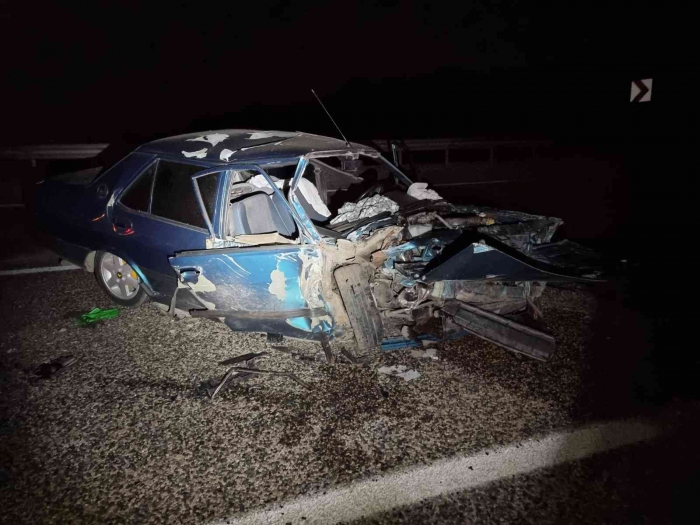 Karşı şeride geçen otomobille kafa kafaya çarpıştı: 3 yaralı