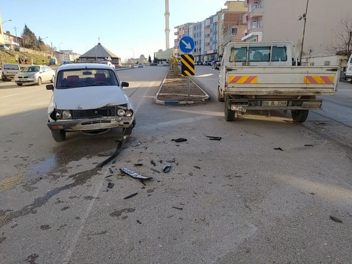 Besni´de 2 araç kafa kafaya çarpıştı