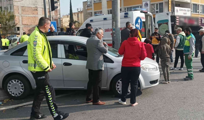 Hafif ticari araç ile otomobil çarpıştı: 3 yaralı