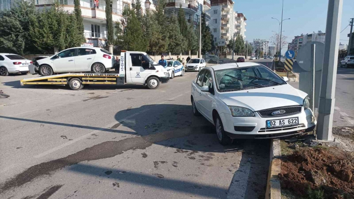 Adıyaman’da İki otomobil çarpıştı: 2 yaralı