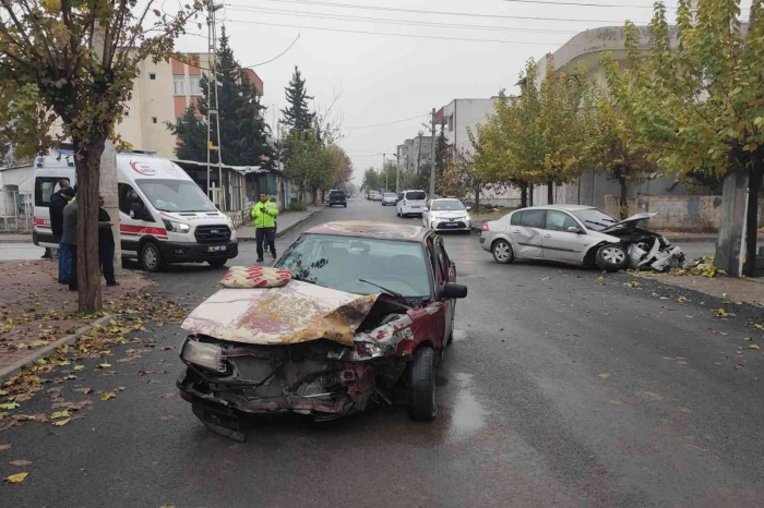 Adıyaman'da İki otomobil çarpıştı: 4 yaralı