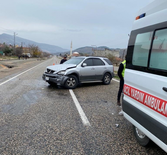 Otomobil refüje çarpıp karşı şeride geçti: 1 yaralı
