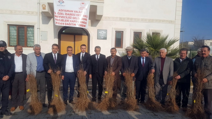Sincik ve Samsat´ta meyve fidanı dağıtıldı