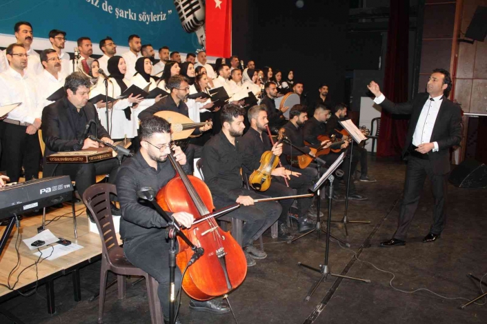 Kahta´daki öğretmenler korosu izleyicisinden tam not aldı
