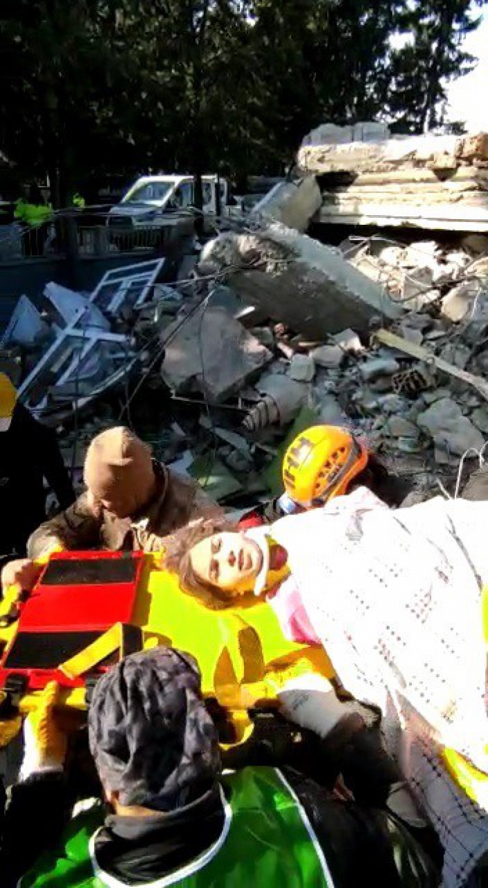 5 kişilik aileden 4´ü 60 saat sonra sağ olarak kurtarıldı