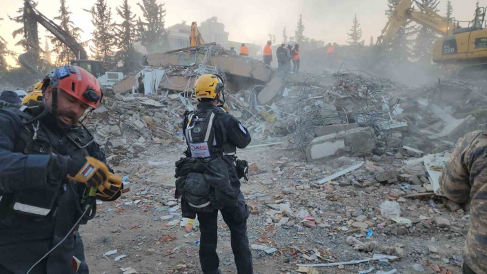 ABD´den Adıyaman´a gelen 160 kişilik ekip enkazdan vatandaşları kurtarmak için mücadele veriyor