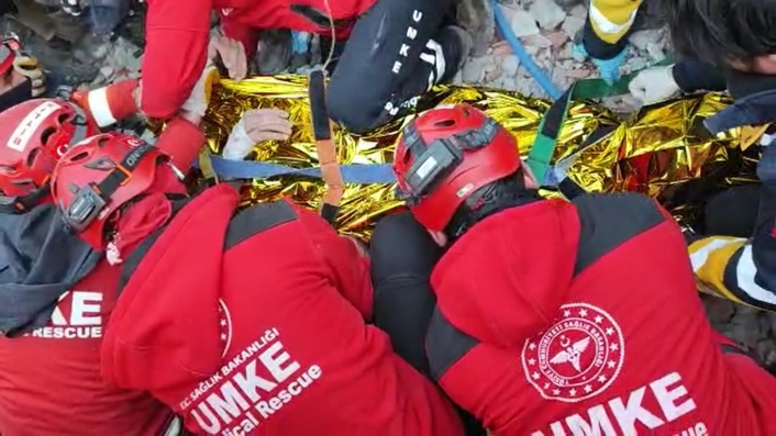 Adıyaman´da 129´uncu saatte enkazdan sağ kurtarıldı