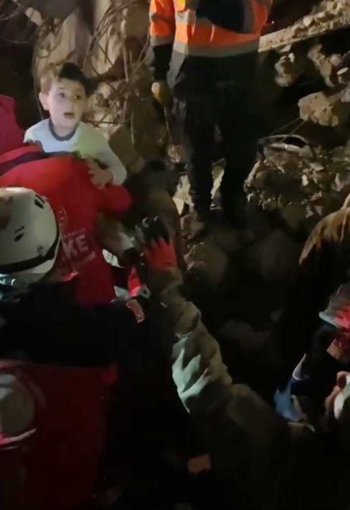 Adıyaman´da 4 çocuk 64 saat sonra sağ çıkartıldı, ilk sözü "annem nerde" oldu