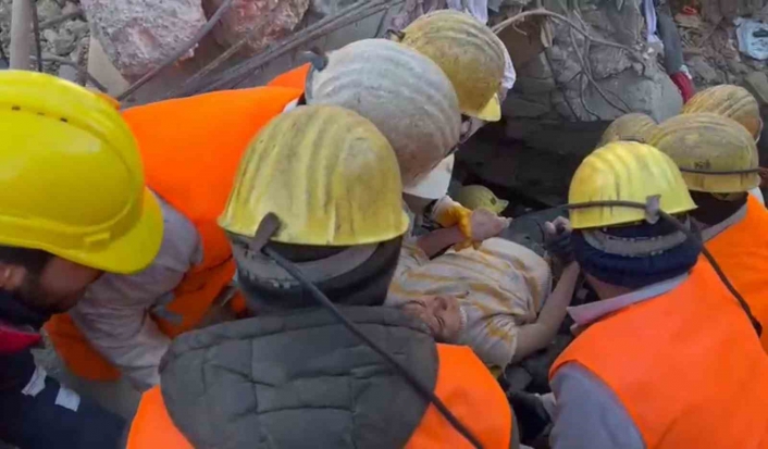 Adıyaman´da 62 saat sonra 2 kardeş enkazdan sağ çıkarıldı