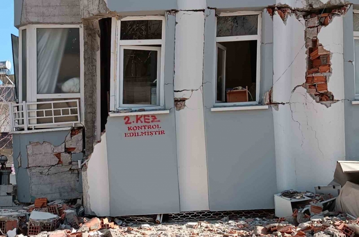 Adıyaman´da kontrol edilen binalar işaretlenip yıkılıyor