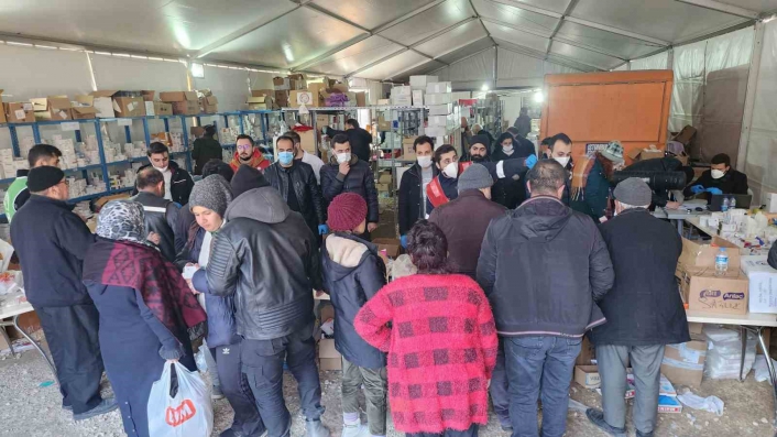 Adıyaman´da kurulan Türkiye´nin en büyük sahra eczanesi günde 7 bin kişiye hizmet veriyor
