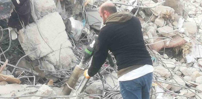 Adıyaman´daki enkazlardan karot örneği alınıyor