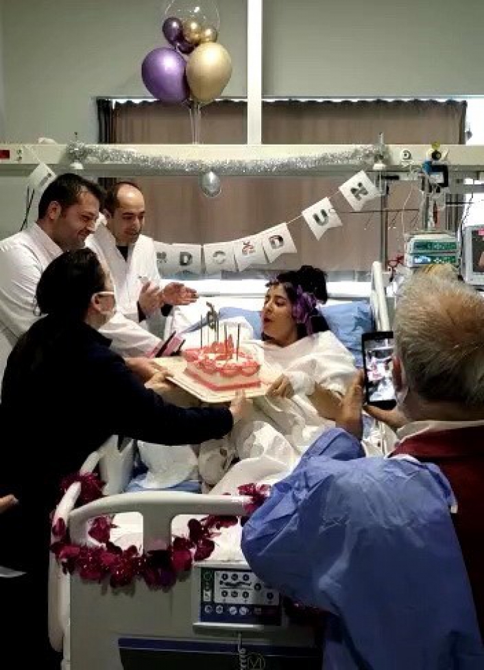 Ailesini kaybeden Ayşegül´e hastanede doğum günü sürprizi