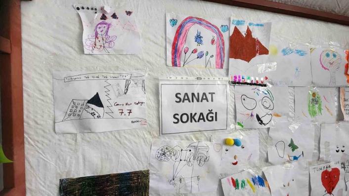 Depremzede çocukları eğlendirip tıraş ettiler