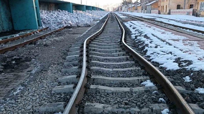 Gölbaşı´nda deprem tren raylarını büktü