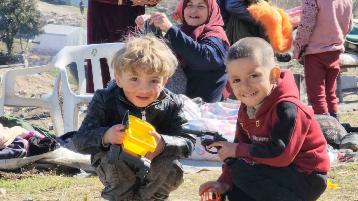 Gönüllü olarak geldikleri Adıyaman´da dağıttıkları oyuncaklarla çocukların yüzünü güldürdüler