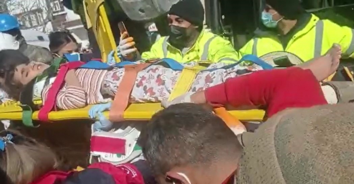 JÖH timleri 177 saat sonra enkazdan 7 yaşındaki Hivay´ı sağ olarak çıkardı