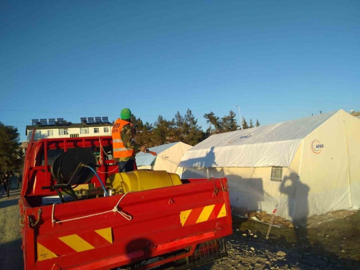 Kahta Belediyesi´nden çadır kentte ilaçlama çalışması