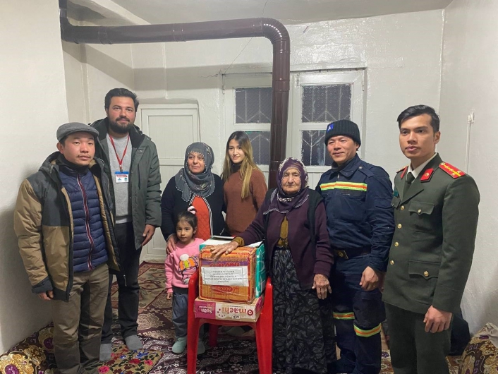 Vietnam arama kurtarma ekibinden Vietnamlı gelin ve Türk ailesine ziyaret ve yardım