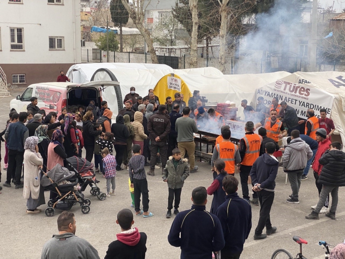 Adıyaman´da depremzedelere kebap dağıtıldı