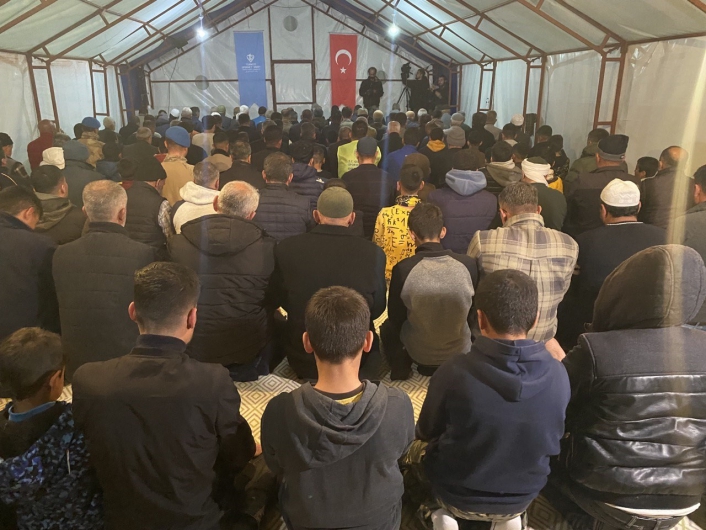 Adıyaman´da ilk teravih namazı çadırda kılındı