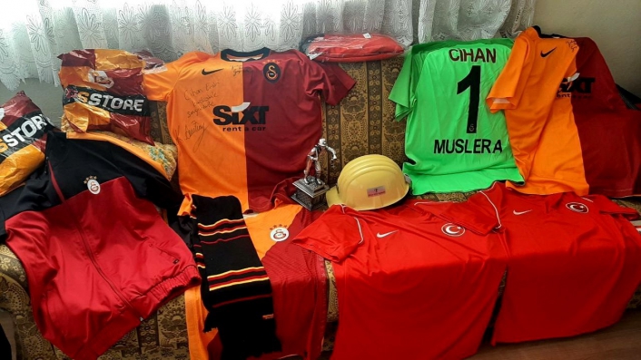 Cihan´dan geriye imzalı formalar ve madencilerin hediyesi baret kaldı