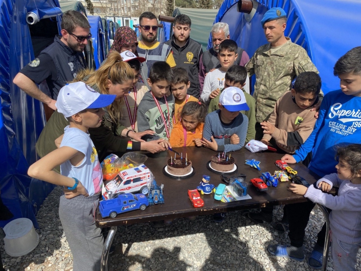 Depremde ailesini kaybeden 11 yaşındaki Gazihan´a doğum günü sürprizi