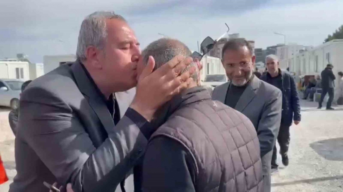 Depremzede, valinin alnından öptü