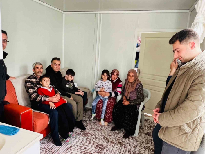 Engelli depremzede çocuktan Vali Çağatay´a çay daveti