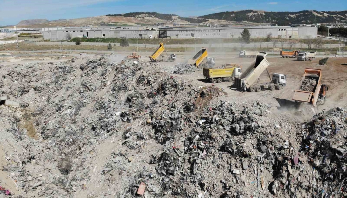 Enkazın döküldüğü dere yatağı moloz dağına dönüştü