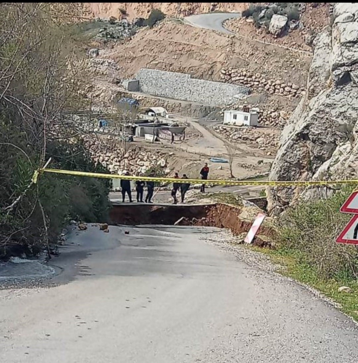 Kahta´da köylere ulaşım sağlayan yol heyelan nedeniyle kapandı