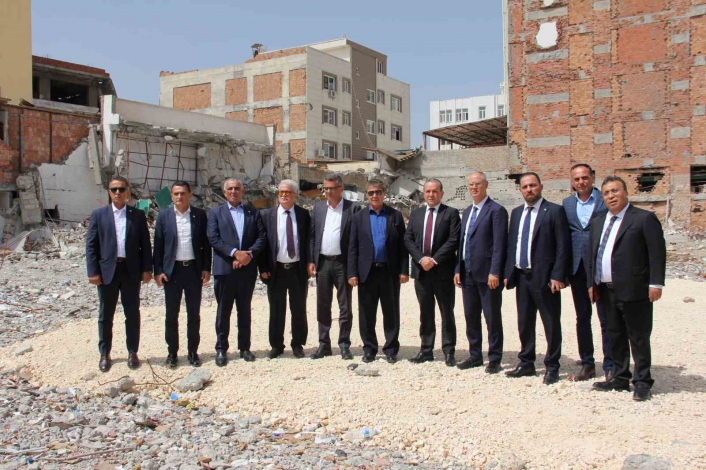 KKTC Başbakanı Üstel, İsias Otel´in enkazında incelemelerde bulundu