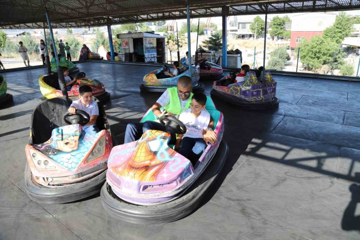 Adıyaman´da yetim çocuklar lunaparkta gönüllerince eğlendi