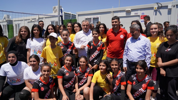 Bakan Bak, Adıyaman´da depremzede gençlerle buluştu