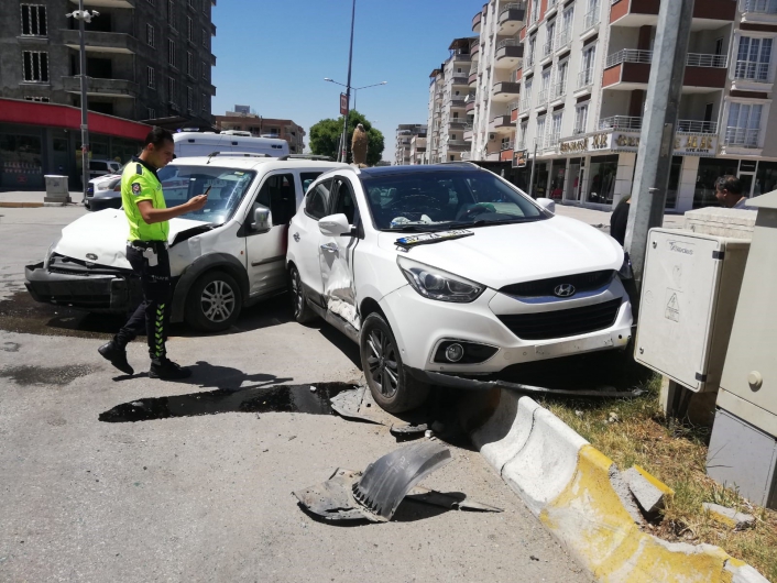 Adıyaman´da 2 araç çarpıştı: 3 yaralı