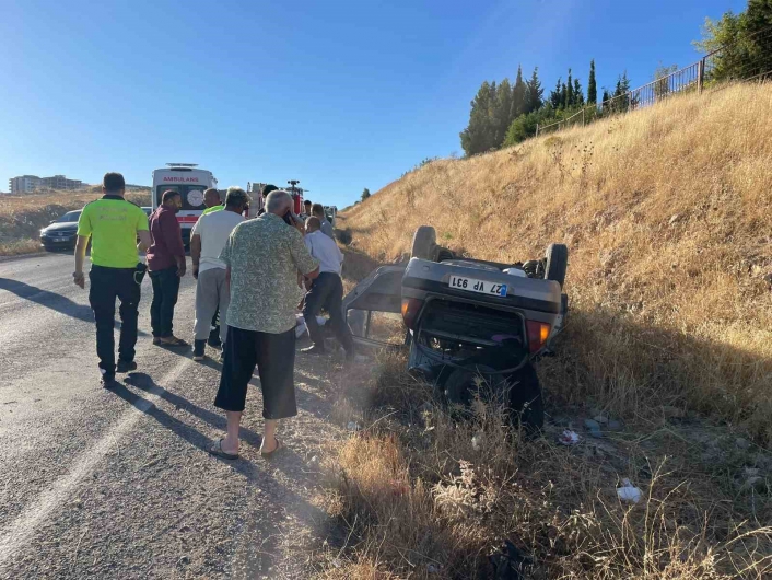 Adıyaman´da otomobil şarampole yuvarlandı: 1 ölü, 2 yaralı
