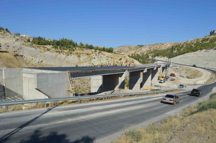 Bakan Uraloğlu Besni Viyadüğü´nde incelemelerde bulundu