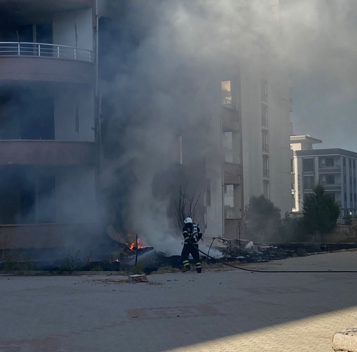 Bina girişinde yakılan lastikler korkuya neden oldu