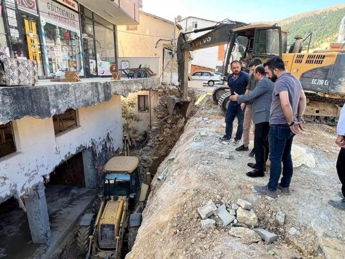 Çelikhan´da ağır hasarlı binaların yıkımı devam ediyor
